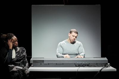 Comédien qui joue du piano