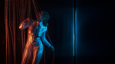 Une femme en tenue de plongée, à côté d'une méduse.