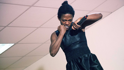 Une femme danse le krump.