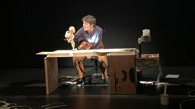 Une femme parle à une marionnette d'enfant.