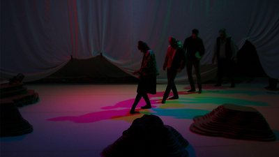 Trois comédiens et une comédienne dans un décor de grotte.