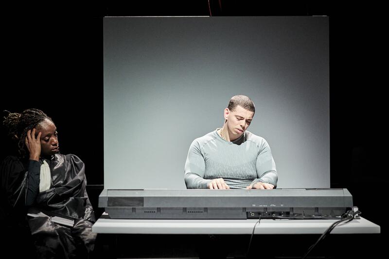 Comédien qui joue du piano
