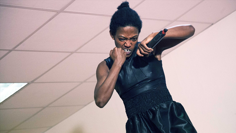 Une femme danse le krump.