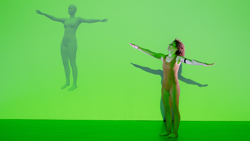 Une danseuse avec son double virtuel.